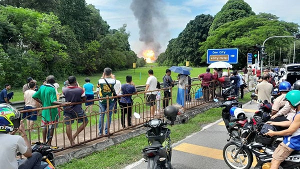【油站地下气管爆炸】火势数百公尺高 如火焰山